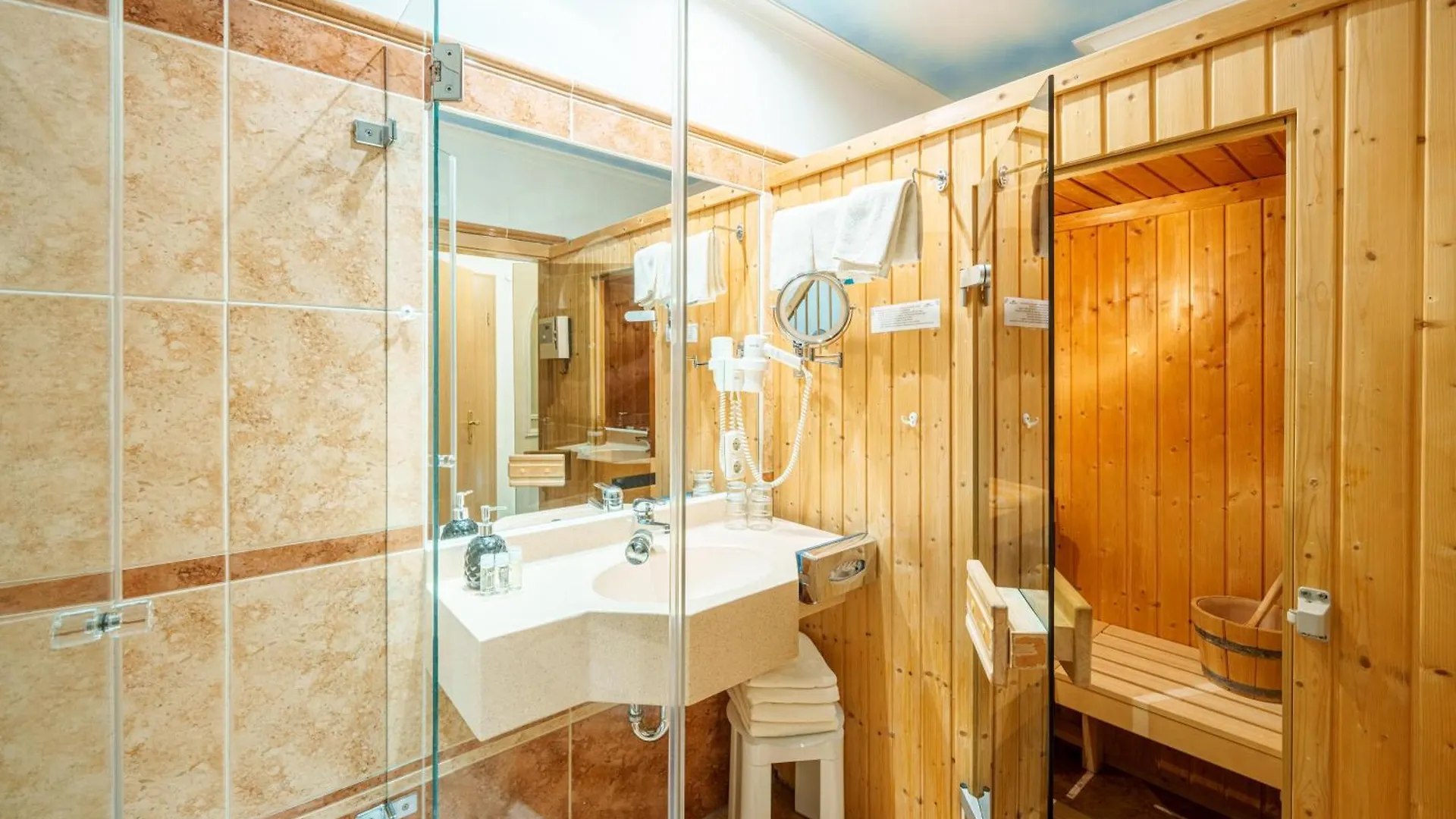 Koenig Ludwig Design Hotel Neu Zimmer Mit Sauna Oder Whirlpool Oder Mehr Altötting 4*,  Alemania